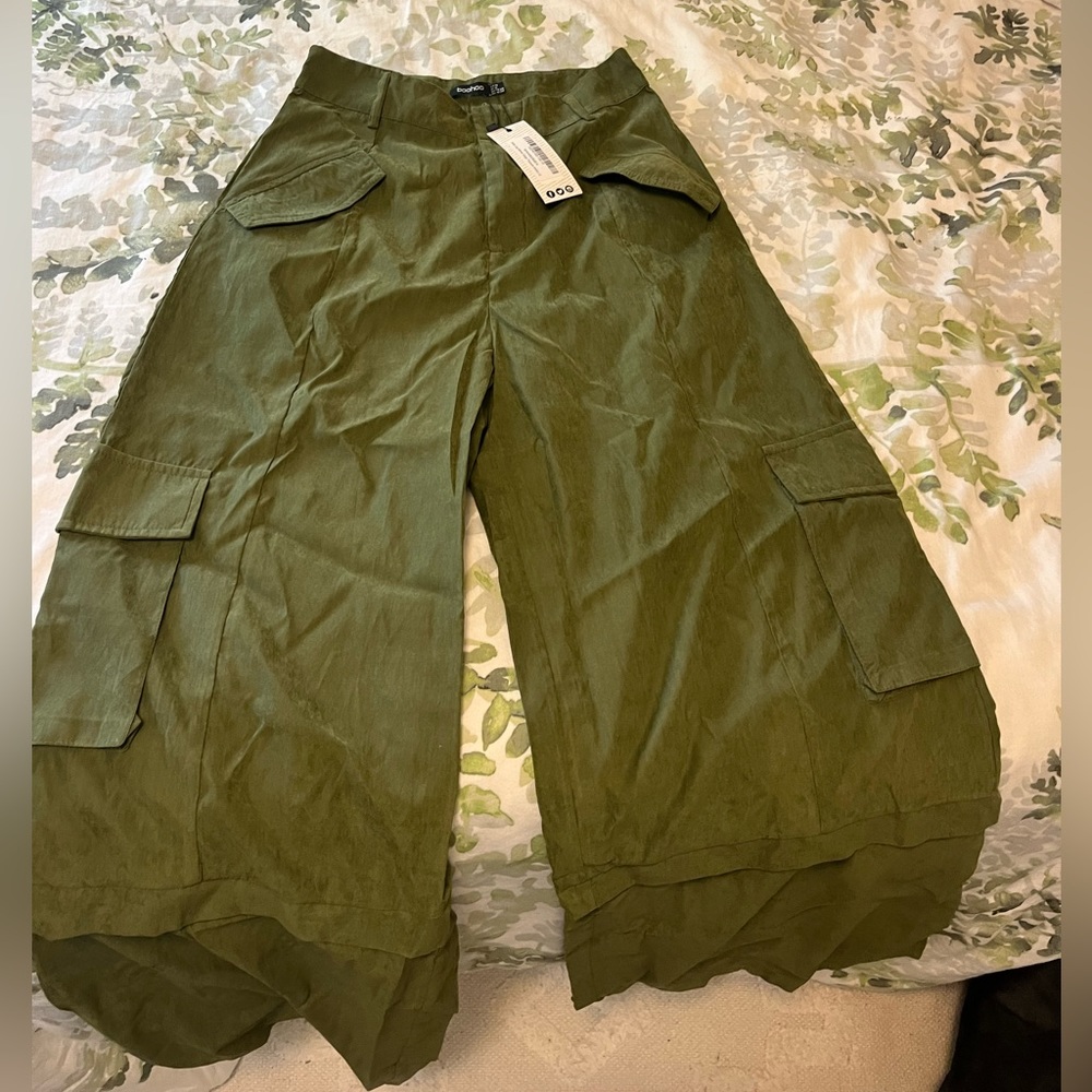 Women’s Boohoo Size 6 Green Cargo Pants
